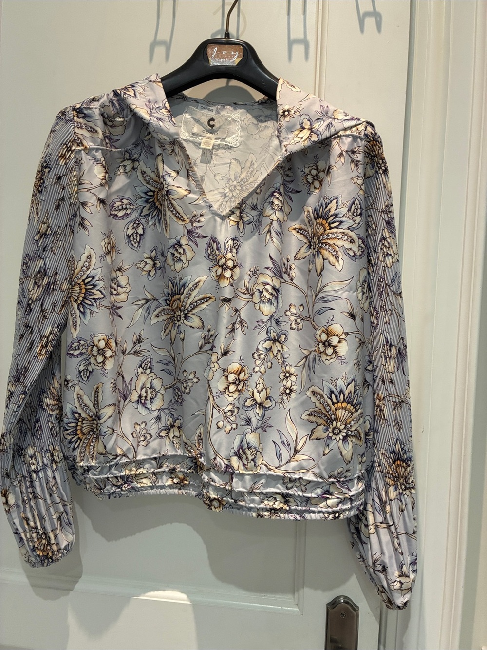CUPIO Floral Hooded V-Neck Blouse Long Pleated Sleeves Size M ⭐️